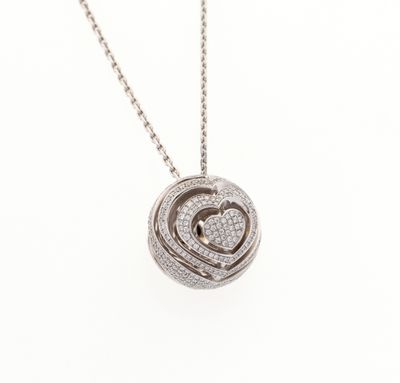 un pendentif en forme de cœur en or blanc et diamants, monté sur une chaîne