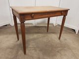 l'image d'une table en bois avec un tiroir en dessous