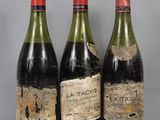 trois bouteilles de vin posées sur une table l'une à côté de l'autre