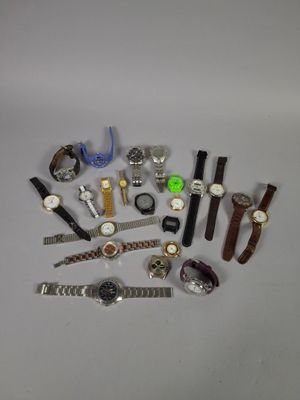 un grand nombre de montres posées sur une table