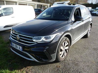 La Volkswagen Tiguan est garée sur un parking aux côtés d'autres voitures