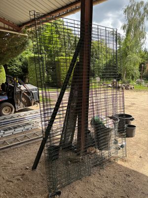 une cage dans laquelle se trouvent plusieurs animaux