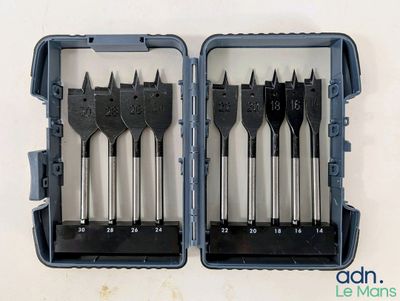 six outils différents dans un coffret en plastique posé sur une table