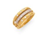 une bague en or et en argent sertie de diamants sur fond blanc