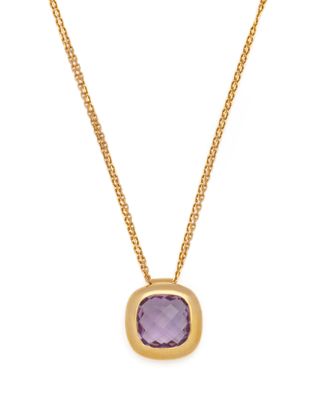 un collier plaqué or orné d'une pierre violette, monté sur une chaîne