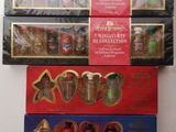 trois boîtes de chocolats assortis sont empilées les unes sur les autres