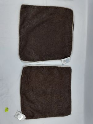 trois morceaux de tissu marron posés sur une table blanche