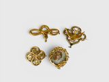 un ensemble de trois broches en or et émail