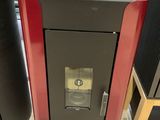 une photo d'un distributeur de boissons gazeuses dans un magasin