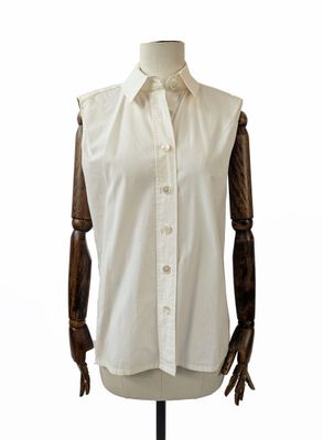 chemise blanche sans manches sur une tête de mannequin