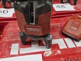 de nombreux outils différents sont exposés et proposés à la vente dans le magasin