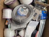 une boîte en carton remplie de divers objets qui s'y trouvent