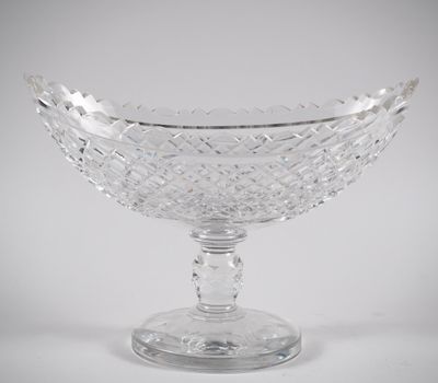Coupe navette en cristal à décor de croisillons.
