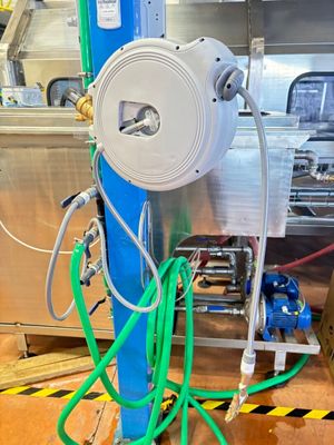une machine à laquelle est raccordé un tuyau sur le côté