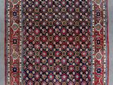 un tapis persan ancien aux couleurs bleu et rouge