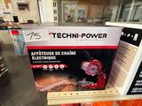 une boîte de produits « Techni-Power » sur une étagère dans un magasin