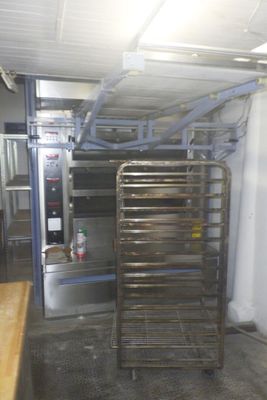une photo d'une cuisine professionnelle avec une étagère métallique