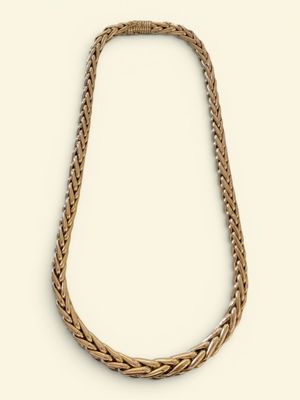 gros plan d'un collier sur fond blanc