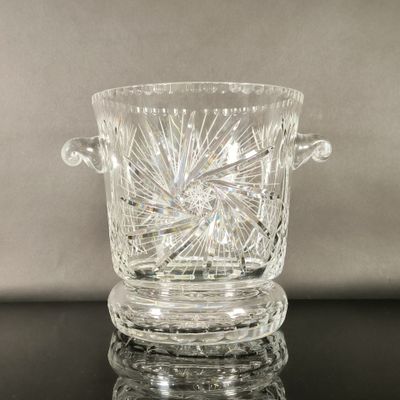 un vase en verre posé sur une table