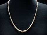 un collier de perles sur un mannequin, un mannequin, un mannequin, un mannequin, un mannequin, un mannequin, un mannequin, un mannequin, un mannequin