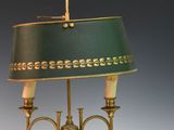 une lampe surmontée d'un abat-jour vert