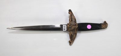 un couteau orné d'un point rose, posé sur une surface blanche