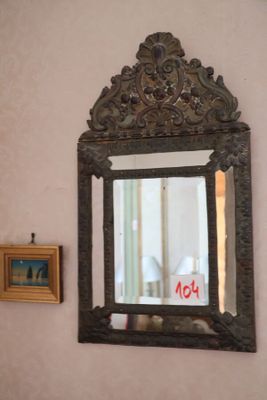 un miroir accroché au mur à côté d'un tableau