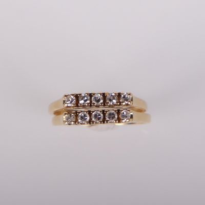 gros plan d'une bague en or ornée de trois diamants
