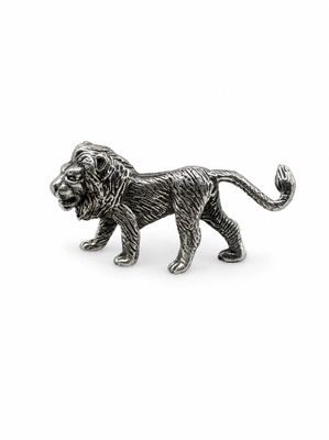 un gros plan d'un lion en métal sur fond blanc