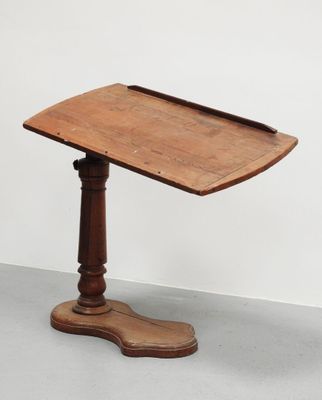 une petite table en bois avec un plateau et un piètement en bois