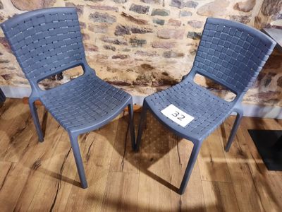 deux chaises bleues placées l'une à côté de l'autre sur un plancher en bois