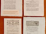 quatre feuilles de papier posées sur une table en bois
