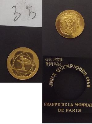 deux pièces d'or sur lesquelles figure le logo des Jeux Olympiques