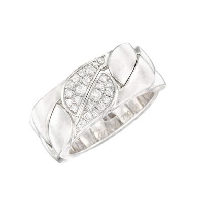 gros plan d'une bague en diamant sur fond blanc