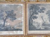 deux photos encadrées représentant des arbres, accrochées au mur de la pièce