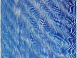 un tableau bleu et blanc orné de lignes ondulées