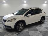 la voiture blanche est garée dans le garage sur un sol en damier