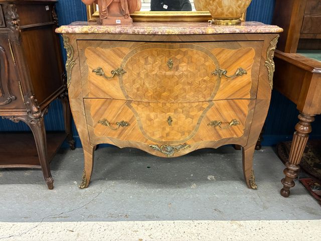 Commode galbée trois faces style Louis XV en bois de placage et d