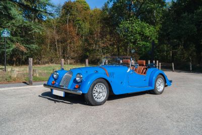 une voiture bleue garée sur le parking
