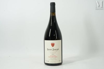 une bouteille de vin posée sur une table blanche