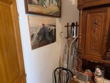 une armoire et une chaise dans un coin de la pièce