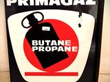 un panneau sur lequel est inscrit « Primagaz butane propane »