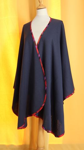 PIERRE CARDIN Paris – Grande cape bleu marine à liseré en bordure...