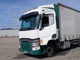 un camion qui est garé dans un parking