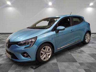 une voiture bleue garée dans une pièce au sol en damier