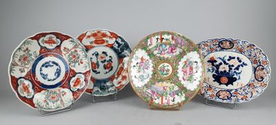 trois assiettes à motifs différents posées sur une table
