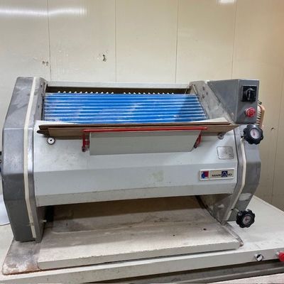 une machine posée sur une table