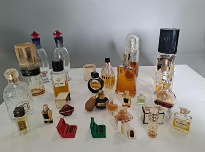 plusieurs types de flacons de parfum sur une table