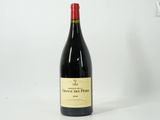 une bouteille de vin posée sur une table