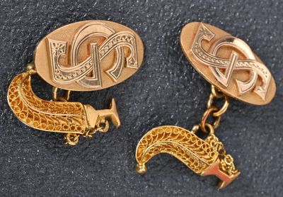 deux paires de boutons de manchette en or ornés d'un cheval et d'un chien